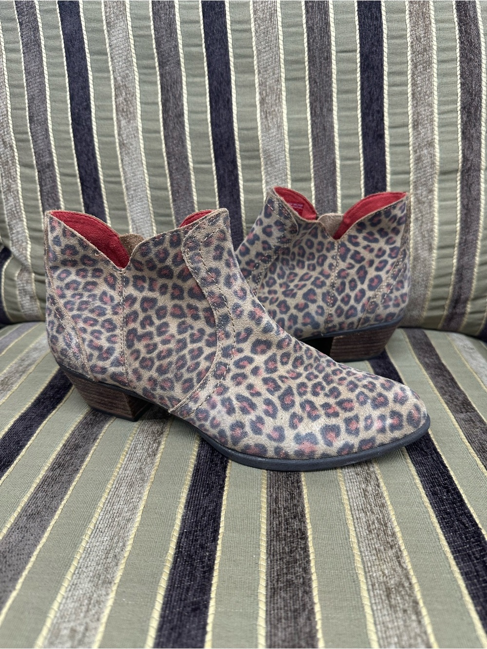 Ariat Leopard Print Women’s Ankle Booties with Red Interior size 7.5b
